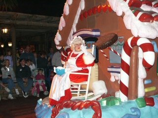 Parade - Mrs. Clause blowing a kiss